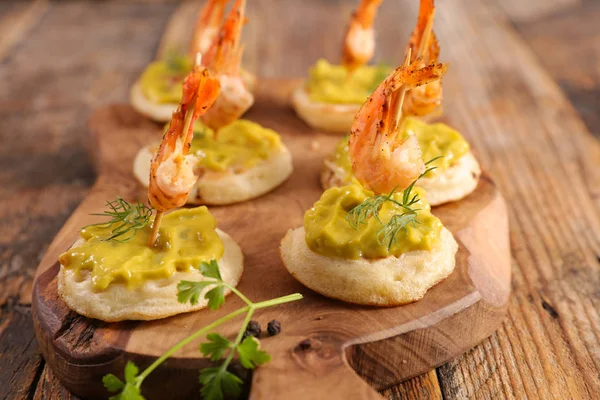 Comida Para Los Dedos Comida Buffet Tostadas Con Aguacate Camarones —  Fotos de Stock