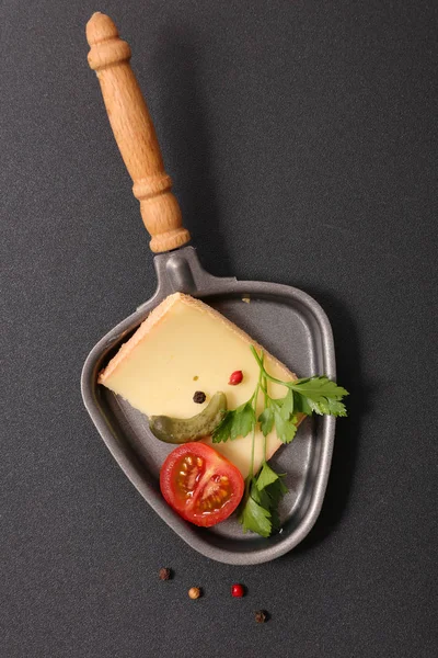Cucchiaio Con Raclette Pomodoro Cetriolino — Foto Stock