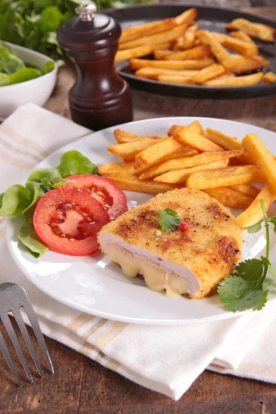 Cordon Bleu Med Pommes Frites Och Sallad — Stockfoto