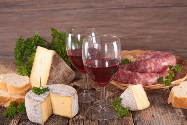 Rotwein Mit Käse Wurst Und Brot — Stockfoto