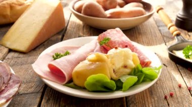 peynir fondü, salam ve salata ile patates