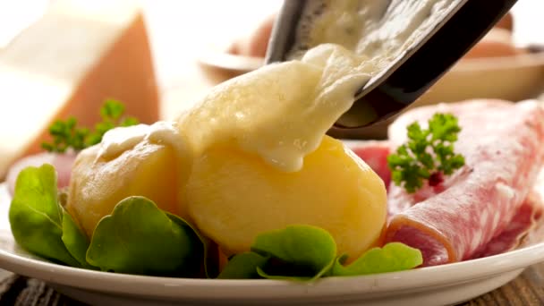 Pomme Terre Avec Fondue Fromage Salami Salade — Video