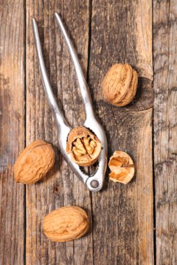 ahşap arka plan üzerinde ceviz, üst görünümü