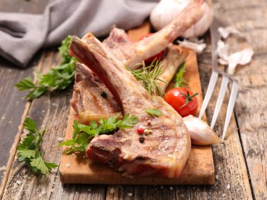 domates ve fesleğen ile kuzu ızgara raf