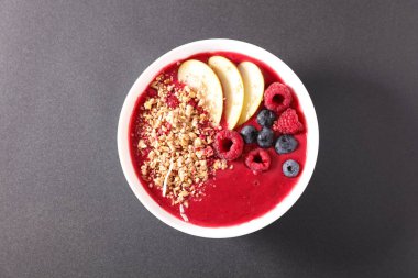 granola ve meyve ile berry meyve yüzlü