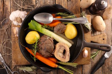 pot au feu, et suyu ve sebze ile sığır güveç