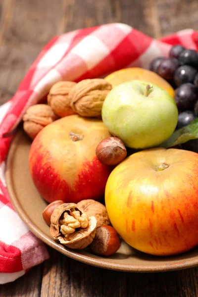 リンゴ ナッツ ブドウ 秋の果物 — ストック写真