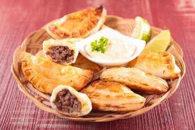 sığır eti ve daldırma ile empanadas