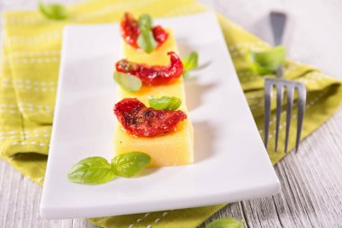 kurutulmuş domates ve fesleğen ile parmak gıda