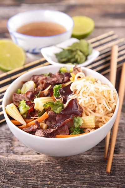 Sopa Asiática Com Macarrão Carne Bovina Vegetal — Fotografia de Stock