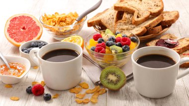ekmek, tahıl ve meyve ile kahve fincanı