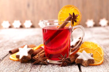 baharat ve zencefilli kurabiye ile noel çayı