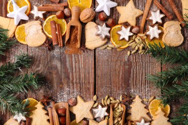 zencefilli kurabiye, baharat ve dal ile noel dekorasyon