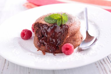 çikolata soslu çikolatalı kek ve berry