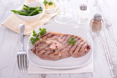 biber ve ot ile kızarmış kuzu- yeşil fasulye