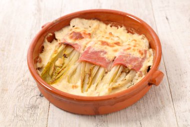 Jambon ve peynirli fırında hindiba.