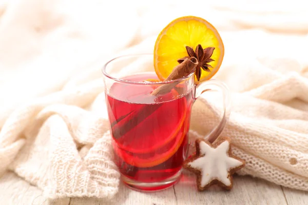 Weihnachtstee Mit Gewürzen Und Lebkuchen — Stockfoto