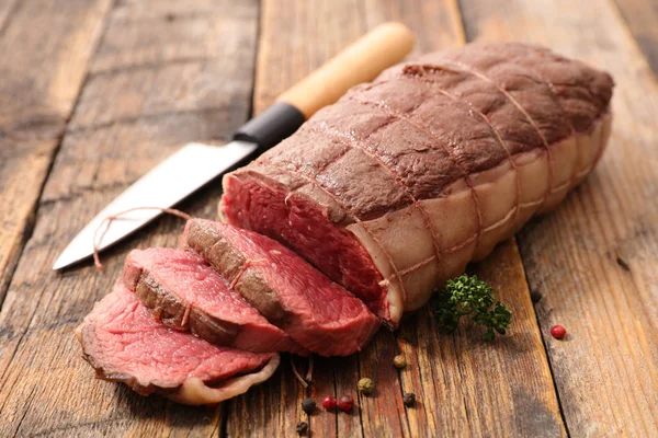 Roast Beef Slices Wood Background — Stock Photo, Image