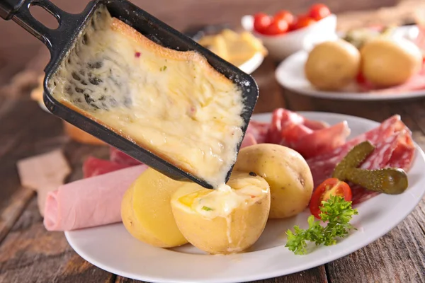 Raclette Sýr Tavený Bramborami Salámem Šunkou — Stock fotografie