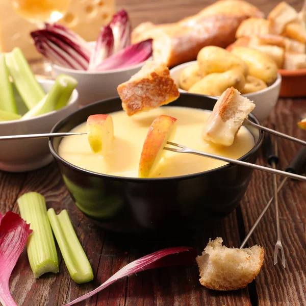 チーズフォンデュ白野菜とパン — ストック写真