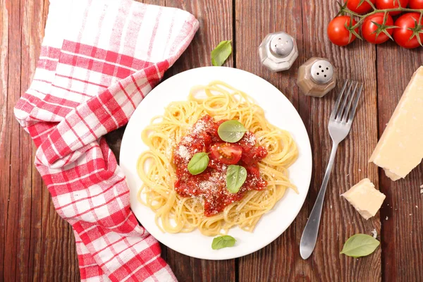 Espaguetis Con Salsa Tomate Albahaca Parmesano —  Fotos de Stock