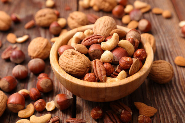 ассортимент сухофруктов - грецкий орех, фундук, арахис
...