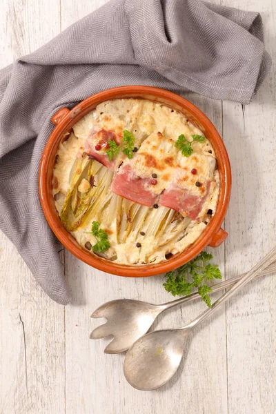 Gebackene Chicorée Mit Schinken Und Käse — Stockfoto