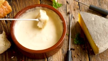 Peynirli fondü, ekmek ve şarap.