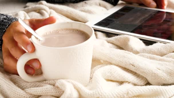 Mujer Con Leche Cacao Taza Tableta — Vídeo de stock