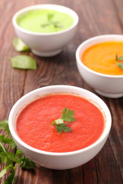 Bir çeşit sebze çorbası. Kabak, domates ve kabak çorbası.