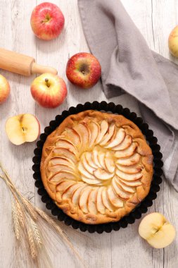 Taze elma ile elma pasta