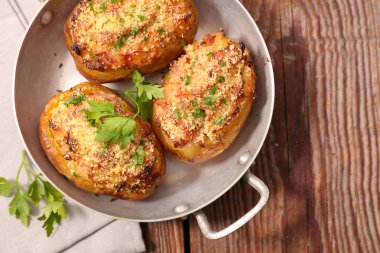 Kremalı ve otlu fırında patates