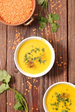 Kişniş soslu mercimek çorbası, üst manzara.