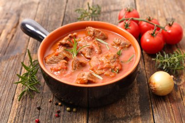 Gulaş, domates soslu biftek ve şifalı otlar.