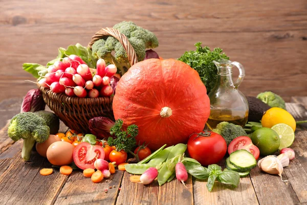 Selección Verduras Frutas Otoño Sobre Fondo Madera — Foto de Stock