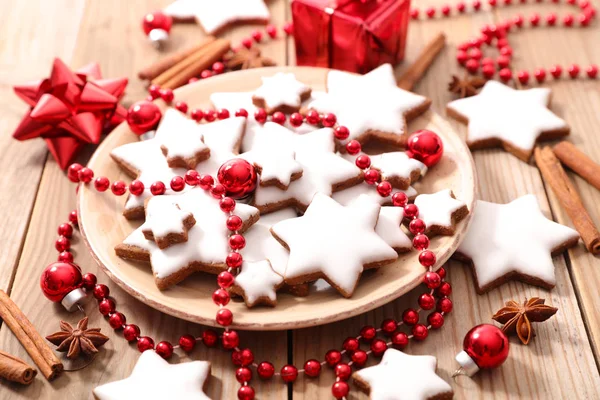 クリスマスの装飾と贈り物とクッキー — ストック写真