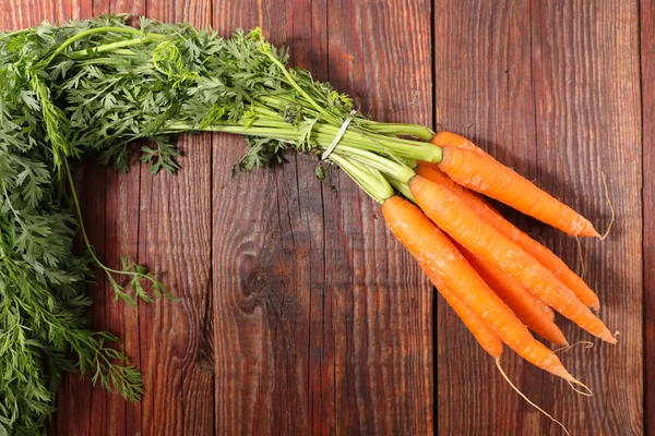 Carota Fresca Foglia Fondo Legno — Foto Stock