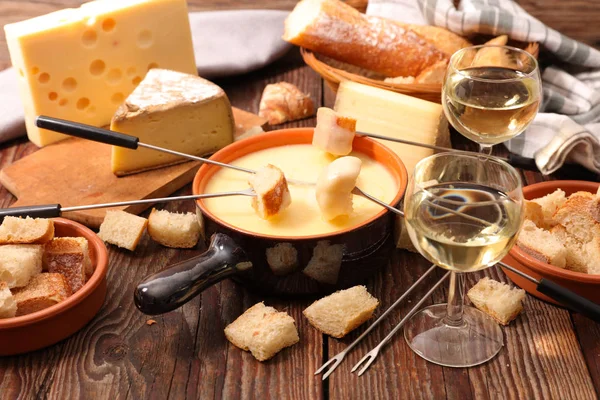 Τυρί Φοντύ Κρασί Και Ψωμί Παραδοσιακό Γαλλικό Πιάτο — Φωτογραφία Αρχείου