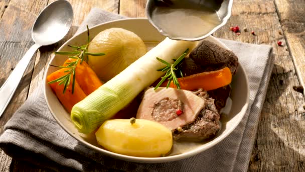 Pot Feu Nötkött Gryta Med Buljong Och Grönsaker — Stockvideo