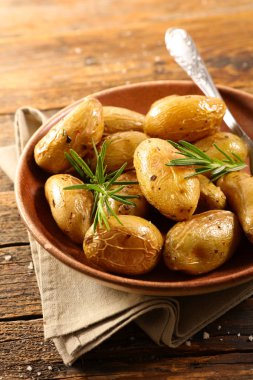 Ahşap arka planda kızarmış patates ve biberiye.