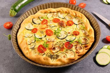 sebzeli kiş, kabak, domates ve peynir.