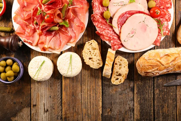 Speck Salami Und Wurst Mit Käse Und Brot — Stockfoto