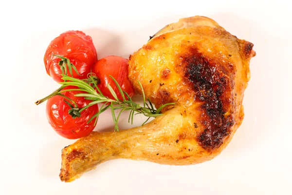 Kaki Ayam Panggang Dan Tomat Diisolasi Latar Belakang Putih — Stok Foto