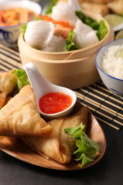 Asiatisches Essen Mit Samosa Knödel Frühlingsrolle Und Sauce — Stockfoto