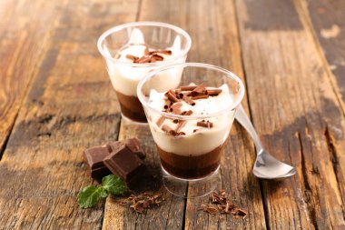 Çikolatalı tatlı, kremalı.