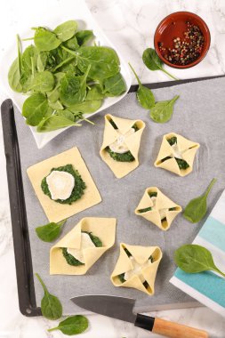 Ispanak ve peynirle doldurulmuş hamur işi hazırlama.