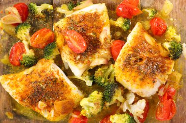 fırında balık filetosu, domates, brokoli ve sos.