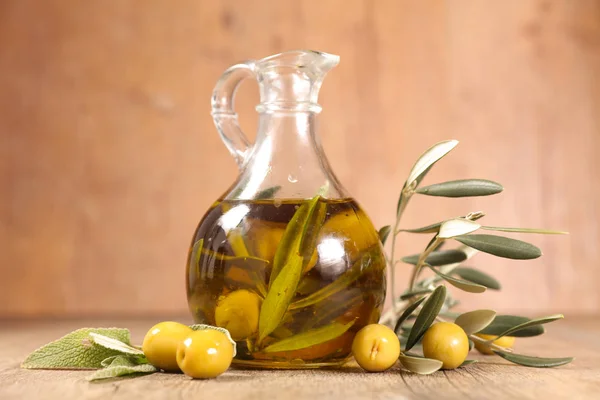 Flasche Olivenöl Und Kräuter — Stockfoto