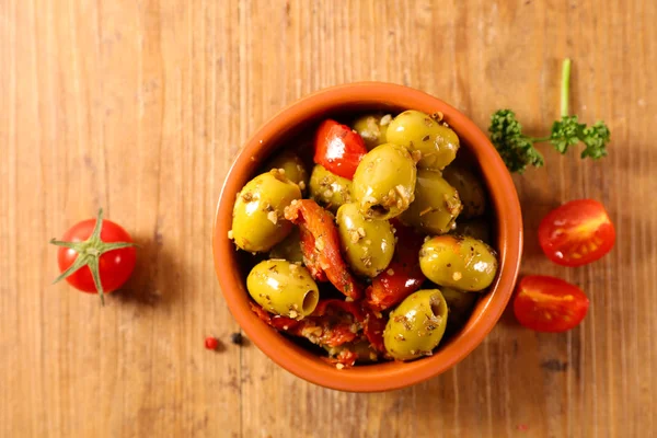 Olive Pomodori Secchi Antipasto Fondo Legno — Foto Stock