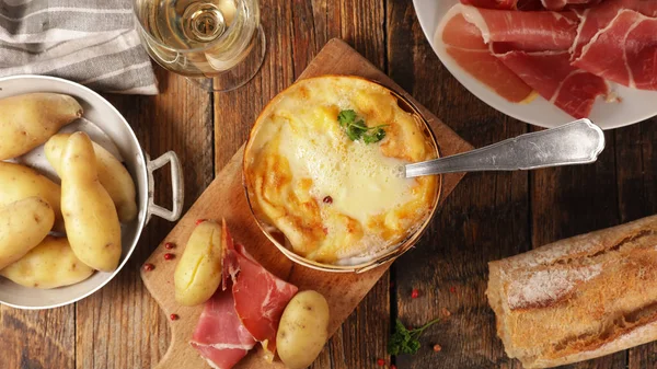 Mont Fondue Tradicional Francesa Queso Con Tocino Salami Patata — Foto de Stock